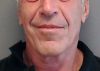 En este folleto proporcionado por el Departamento de Aplicación de la Ley de Florida, Jeffrey Epstein posa para una fotografía policial de delincuente sexual después de ser acusado de procurar a un menor para la prostitución el 25 de julio de 2013 en Florida.